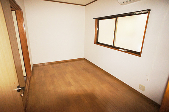 神港ハイツの洋室