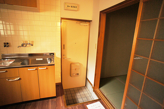 神港ハイツの玄関