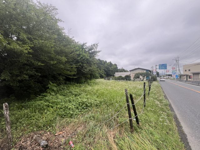 -三丁目不動産-　寄居町富田　ロードサイド売地の前面道路含む現地写真