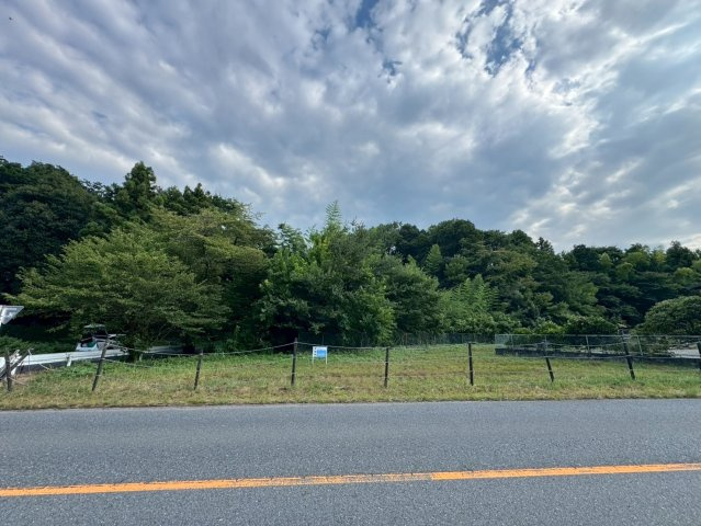 -三丁目不動産-　寄居町富田　ロードサイド売地の前面道路含む現地写真