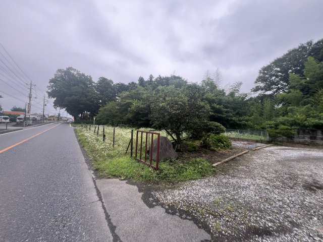 -三丁目不動産-　寄居町富田　ロードサイド売地の前面道路含む現地写真