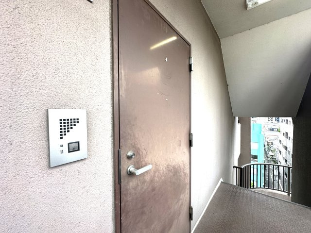 グランシャリオ王子のエントランス|訪れる人をやさしく迎え、住まう人には心地よい高揚感を。親しみやすいエントランスが、毎日の“ただいま”を少しだけ特別にします。