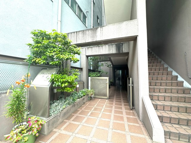 グランシャリオ王子|住まいの顔とも言えるエントランスは、控えめながらも上品な佇まい。季節の風を感じながら帰る道すがら、この場所が“わが家”である誇らしさが静かに胸を満たします。