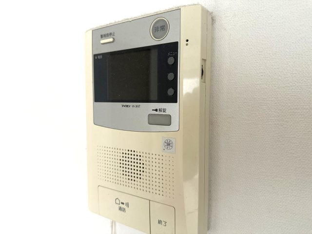 グランシャリオ王子の防犯設備|リビングから来訪者を確認できるモニタ付きインターホンで安心です。