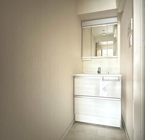 グランシャリオ王子の独立洗面台|忙しい朝もスムーズに。家族みんなが使いやすい清潔感あふれるシャワーつき洗面台。