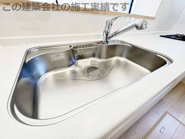 ■全面エンボス加工ステンレスシンク
■水はねの音や食器が当たる音を大幅に軽減
■浄水器内蔵水栓、浄水器ごとホースを引き出せます