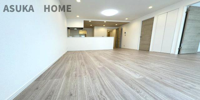 山手パークハイツの居間・リビング|ご家族みんなで長い時間を過ごすリビングは一番居心地のいいものであって欲しいですね。開放感のある広々リビングに光と風を呼び込みます。