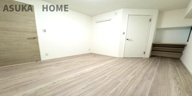 山手パークハイツの洋室|カウンター付きの居室です。角部屋ならではの全居室窓付きが嬉しいですね♪