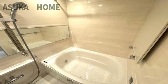 山手パークハイツの浴室|ゆったり足が伸ばせるので、毎日の疲れを癒すバスタイムを実現。ご家族みんなでも入れますね♪