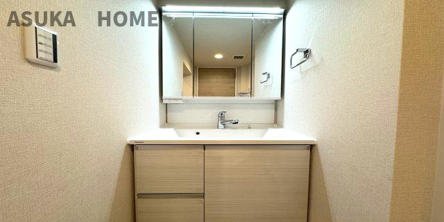 山手パークハイツの独立洗面台|一日の始まりの朝、歯磨きをしたりメイクや髪をセットしたり・・・使いやすさが考えられた3面鏡です♪シャワー付水栓で洗面台でのシャンプーや毎日の掃除に大変便利ですね♪