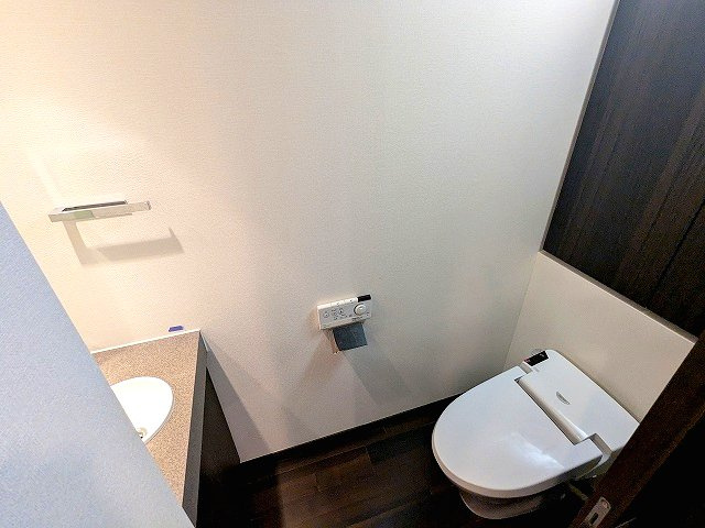 RESIDIA日本橋馬喰町Ⅲのトイレ|手洗い付タンクレス温水洗浄便座