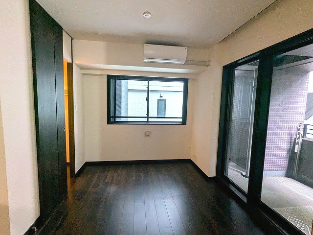 RESIDIA日本橋馬喰町Ⅲの設備|リビングと洗面ウォークインクローゼットからの2WAYの洋室、エアコン、角部屋2面採光