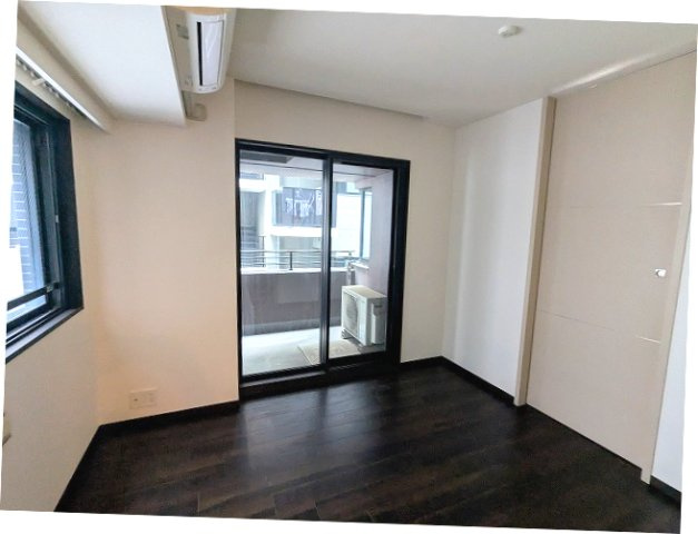 RESIDIA日本橋馬喰町Ⅲの設備|リビングと洗面ウォークインクローゼットからの2WAYの洋室、エアコン、角部屋2面採光