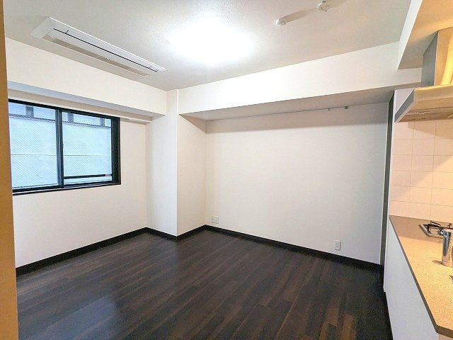 RESIDIA日本橋馬喰町Ⅲの居間・リビング|リビングに床暖房、ビルトインエアコン、カウンターキッチン