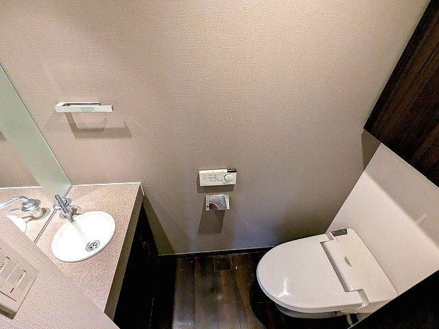 RESIDIA日本橋馬喰町Ⅲのトイレ|手洗い付タンクレス温水洗浄便座