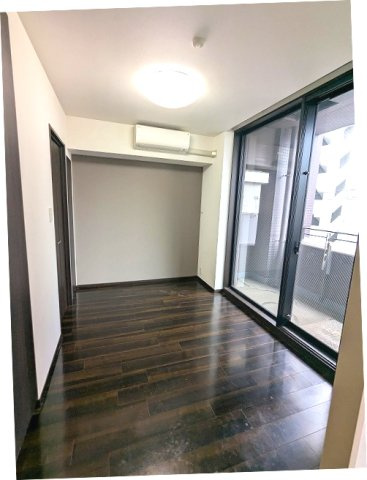 RESIDIA日本橋馬喰町Ⅲの設備|リビングと洗面からの2WAYの洋室、エアコン、クローゼット2ヶ所