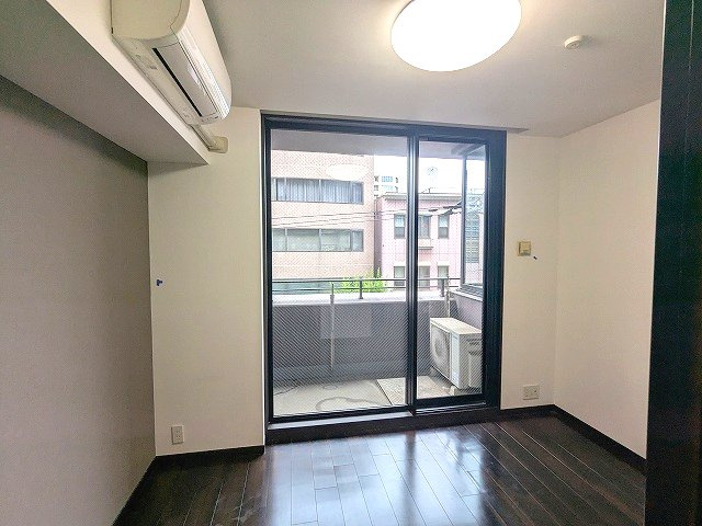 RESIDIA日本橋馬喰町Ⅲの設備|リビングと洗面からの2WAYの洋室、エアコン、クローゼット2ヶ所