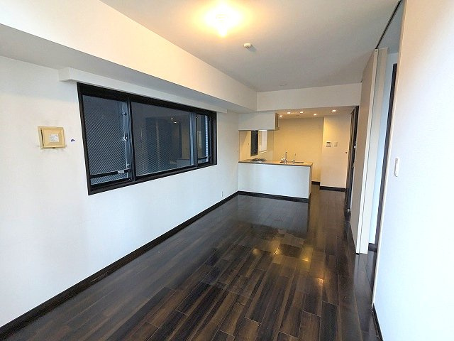 RESIDIA日本橋馬喰町Ⅲの居間・リビング|リビングに床暖房、ビルトインエアコン、カウンターキッチン、角部屋2面採光