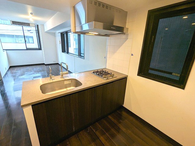 RESIDIA日本橋馬喰町Ⅲのキッチン|ガス2口カウンターキッチン、浄水器