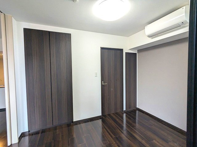 RESIDIA日本橋馬喰町Ⅲの収納|リビングと洗面からの2WAYの洋室、エアコン、クローゼット2ヶ所