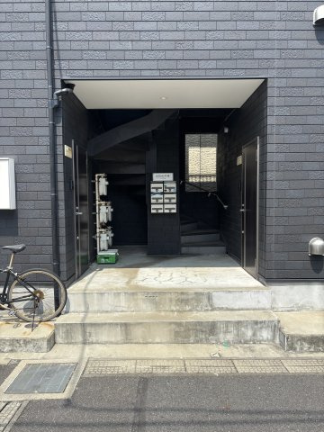 ガレット本八幡のエントランス