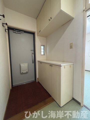 ライオンズガーデン茅ヶ崎一番館の玄関|収納が充実した使いやすい玄関。シンプルで明るく、帰宅時も気持ちよく迎えてくれます。