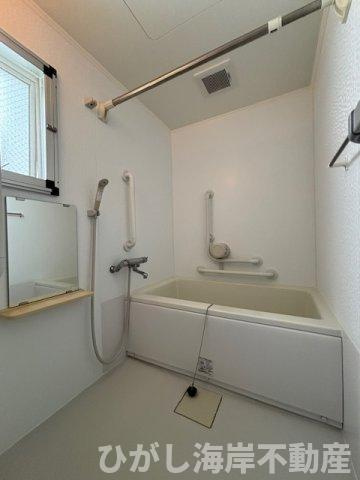 ライオンズガーデン茅ヶ崎一番館の浴室|窓付きで換気◎リフォーム履歴のある明るい浴室空間