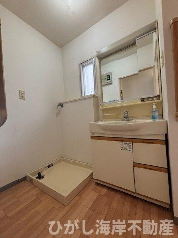 ライオンズガーデン茅ヶ崎一番館の独立洗面台|清潔感のある洗面室。窓付きで明るく、洗濯機置場も備えた使いやすい空間です。