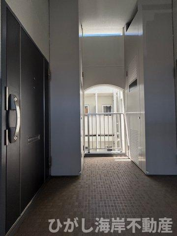 ライオンズガーデン茅ヶ崎一番館の玄関|玄関前も明るくゆとりある共用スペース