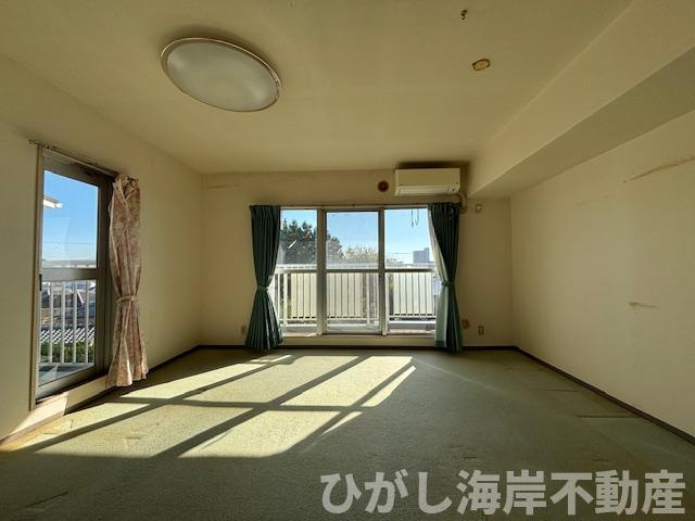 ライオンズガーデン茅ヶ崎一番館の居間・リビング|光がたっぷり差し込む明るいリビング。二面採光で開放感のある心地よい空間です。