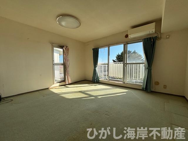 ライオンズガーデン茅ヶ崎一番館の居間・リビング| 最上階の陽だまりLDK！窓の向こうに湘南の空が広がる。