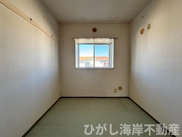 ライオンズガーデン茅ヶ崎一番館の寝室|シンプルで落ち着いた寝室。窓から光が入り、心地よい朝を迎えられる空間です。