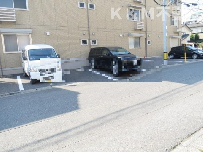 ＰＥＡＣＥＦＵＬＬＹの駐車場|駐車場があるので、車を買う予定の方も安心です