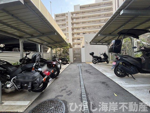 プレミスト湘南辻堂フォレストフェイスの駐車場|大型バイク対応のバイク置き場を完備。ライダーにうれしい環境です。