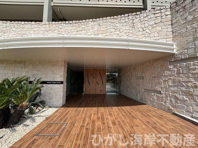 プレミスト湘南辻堂フォレストフェイスのエントランス|木のぬくもりと石の重厚感が調和した、上質で落ち着きのあるエントランス。