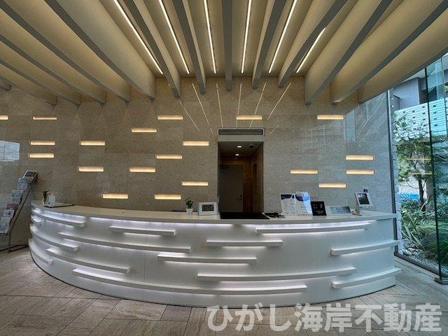 プレミスト湘南辻堂フォレストフェイスのエントランス|まるでホテルのような住まいへ。コンシェルジュカウンターで、クリーニングや各種予約もおまかせ。