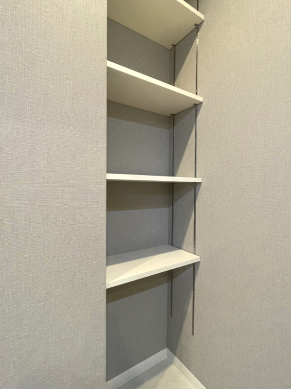 サーパス高松駅前フレシアサンポートの脱衣所|洗面所にはタオルや着替え等、あったら嬉しい収納棚付き！