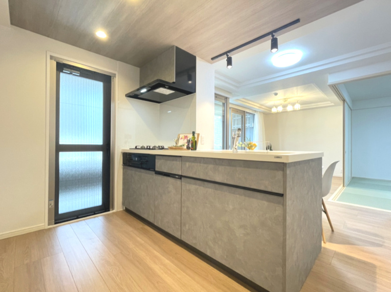 サーパス高松駅前フレシアサンポートのキッチン|3口ガスコンロ、食器洗い乾燥機付き