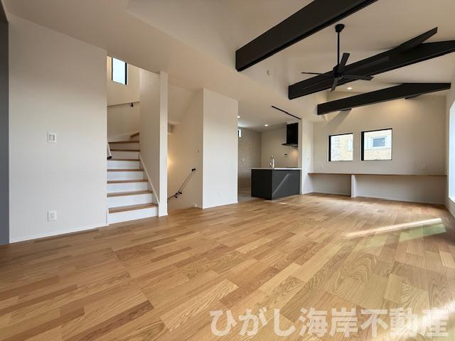 茅ヶ崎市浜竹4丁目　新築戸建　全２棟の居間・リビング|21.1帖　開放感のある勾配天井のLDK