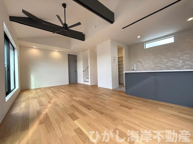 茅ヶ崎市浜竹4丁目　新築戸建　全２棟のダイニング|21.1帖　開放感のある勾配天井のLDK