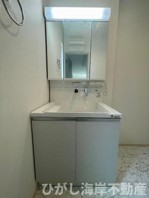 平塚市札場町　新築戸建  　全２棟の独立洗面台|三面鏡化粧台