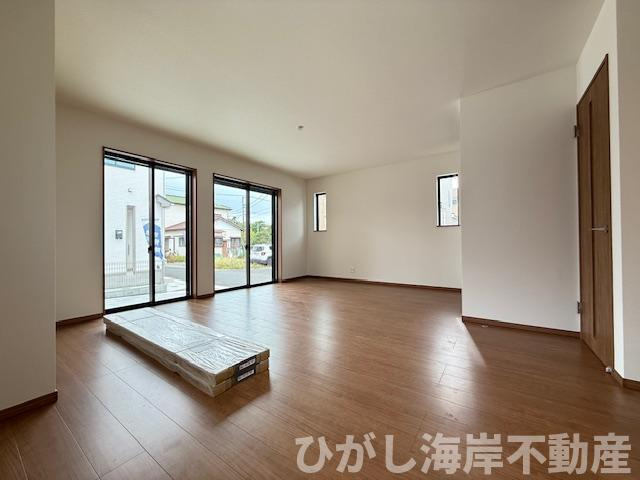 茅ヶ崎市中島　新築戸建　全８棟の居間・リビング|10月12日撮影　18.2帖　LDK