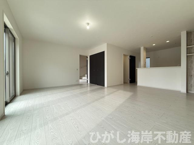 茅ヶ崎市柳島１丁目　新築戸建　全２棟の居間・リビング|21帖　LDK