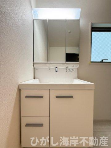 茅ヶ崎市柳島１丁目　新築戸建　全２棟の独立洗面台|三面鏡化粧台