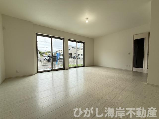 茅ヶ崎市柳島１丁目　新築戸建　全２棟の居間・リビング|21帖　LDK