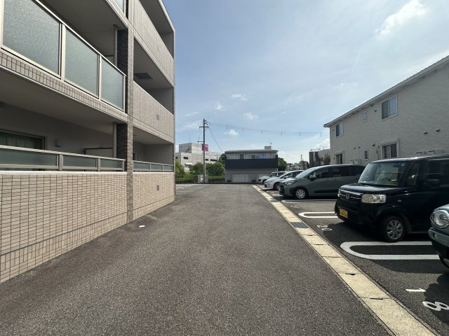 リヴィエール三好の駐車場