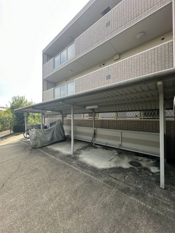 リヴィエール三好の駐車場