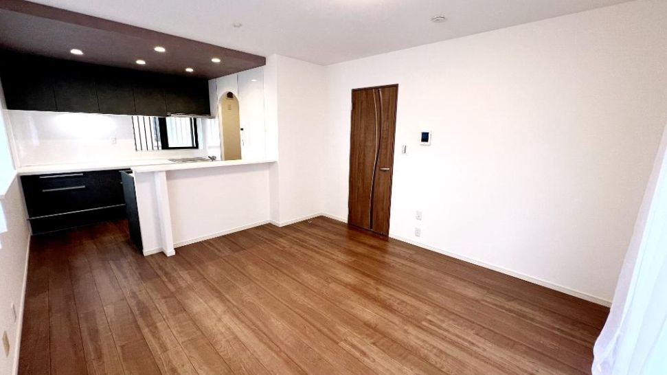 鎌倉市稲村ガ崎二丁目　戸建ての居間・リビング|こちらの居間で趣味の時間をお楽しみください