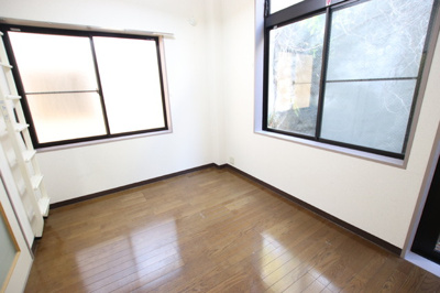 ２面採光、物入収納付きの洋室６帖