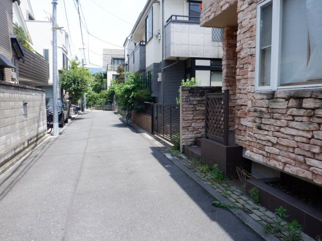 西片2丁目中古戸建の前面道路含む現地写真